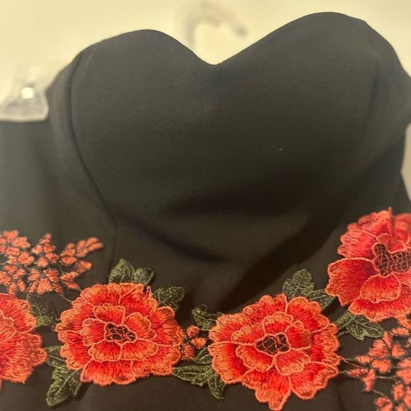 B Darlin Juniors Black Red Floral Strapless
Embroidered Dress Size 3/4 - Picture 7 of 10